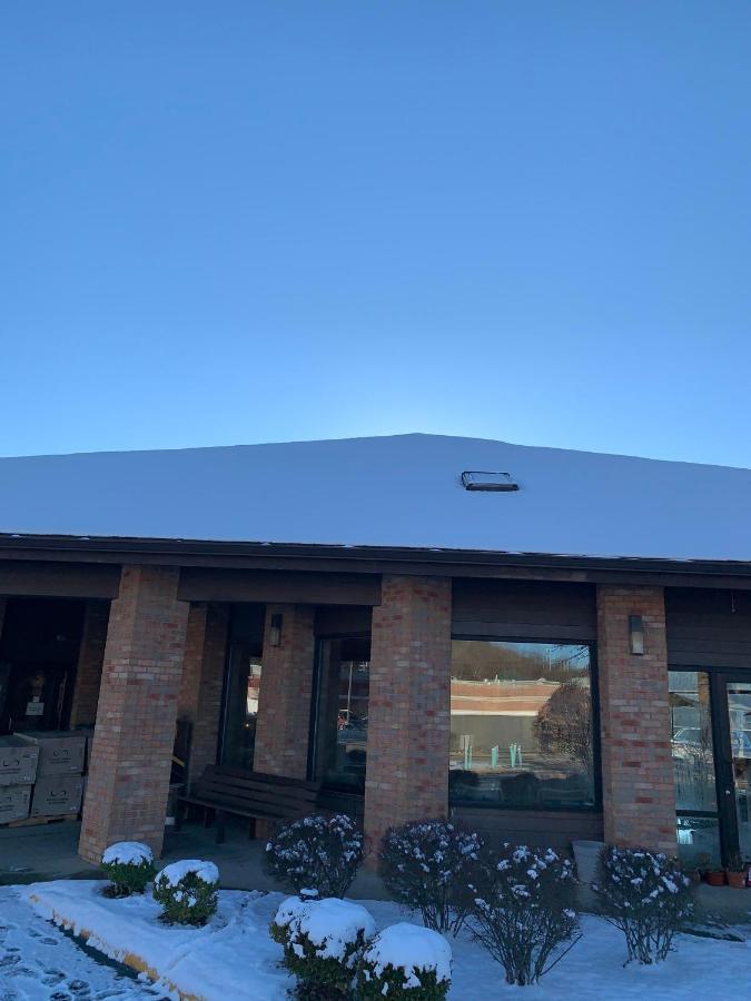 New Martinsville Inn Exterior photo