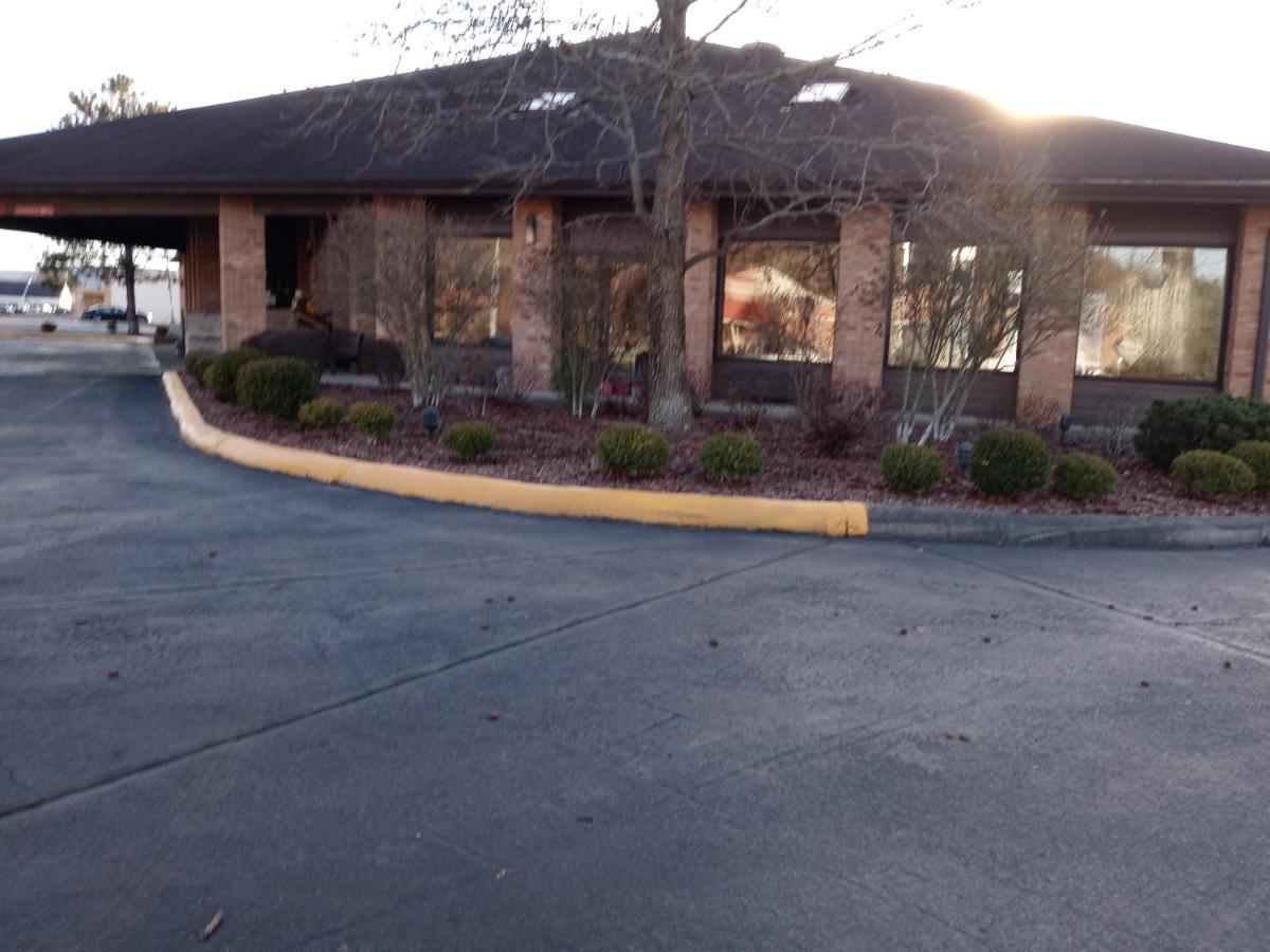 New Martinsville Inn Exterior photo